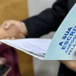 Governo de Mato Grosso entrega 325 escrituras definitivas em Várzea Grande
