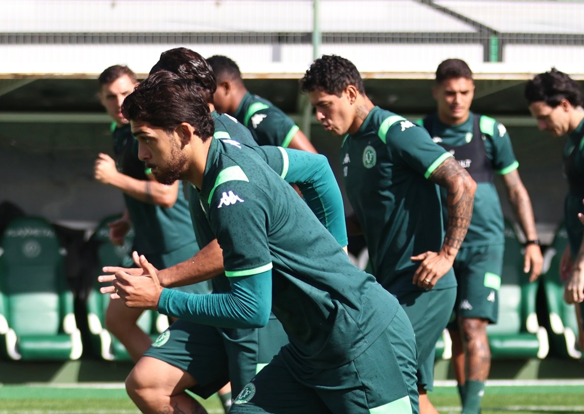 Mirassol x Chapecoense: onde assistir, escalações e tudo sobre o duelo contra o rebaixamento no Brasileirão 2026. Imagem: João Pedro Zatta/ACF