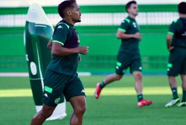 Chapecoense x Red Bull Bragantino ao vivo: onde assistir, escalações e análise do duelo no Brasileirão 2026. Imagem: João Pedro Zatta/ACF