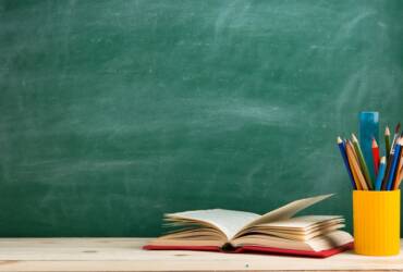 Justiça de MT garante aposentadoria a professora após INSS desconsiderar períodos de trabalho