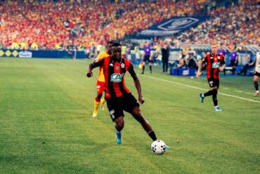 Nice x Saint-Étienne: onde assistir, prováveis escalações e clima de tensão no playoff da Ligue 1. Imagem: Divulgação Nice