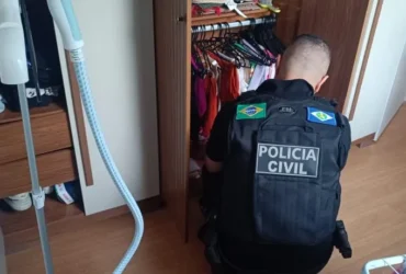 Policial civil vasculhando vitrine