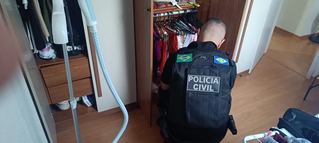 Policial civil vasculhando vitrine