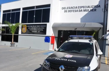 Polícia Civil prende homem por agredir esposa e enteado em Cáceres
