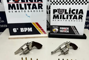 Foto de dois revólveres e munições apreendidas pela PM