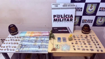 Itens apreendidos pela Polícia militar, como drogas e dinheiro
