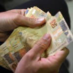 Rendimento médio cresce 5,4% em 2025 e percentual de pessoas inseridas é o maior da série