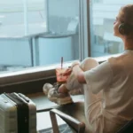 Qual o calçado ideal para viajar de avião e evitar desconfortos durante o voo?