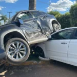 Corolla e HB20 batem em cruzamento e acabam prensados contra palmeiras em Lucas do Rio Verde
