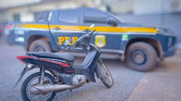 PRF recupera motocicleta furtada e prende condutor na BR-163 em Sorriso
