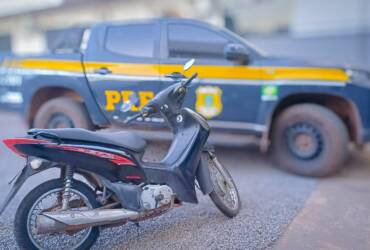 PRF recupera motocicleta furtada e prende condutor na BR-163 em Sorriso