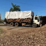 Colisão e tombamento deixam trânsito lento no viaduto da BR-163 nesta sexta.