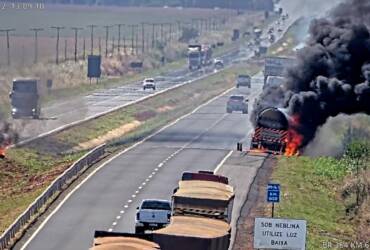 Incêndio em carreta com etanol mobiliza bombeiros e interdita BR-163 em Nova Mutum