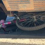 Adolescente é atropelada por caminhão de coleta após perder controle de bicicleta em Sorriso (VÍDEO)