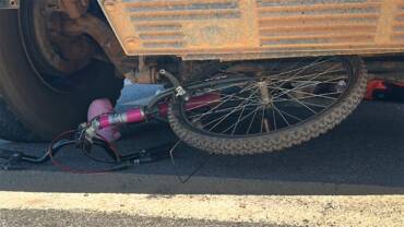 Adolescente é atropelada por caminhão de coleta após perder controle de bicicleta em Sorriso