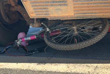Adolescente é atropelada por caminhão de coleta após perder controle de bicicleta em Sorriso