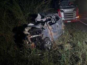Passageiro morre e motorista fica gravemente ferido em acidente entre carro e bitrem na MT-010