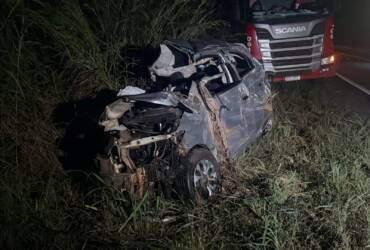 Passageiro morre e motorista fica gravemente ferido em acidente entre carro e bitrem na MT-010