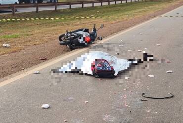 Mulher morre em acidente entre motocicleta e carreta na BR-364 em Rondonópolis