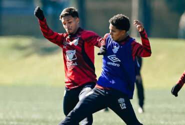 Athletico-PR x Flamengo: onde assistir, prováveis escalações e tudo sobre o duelo pela 16ª rodada do Brasileirão. Imagem: Luis Miguel Ferreira/Athletico