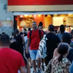 Desemprego cai para 5,8% no trimestre encerrado em abril, diz IBGE