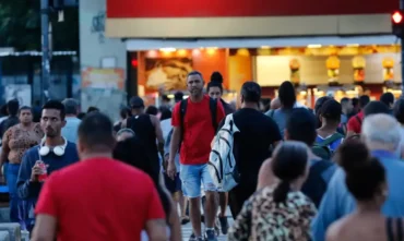 Desemprego cai para 5,8% no trimestre encerrado em abril, diz IBGE