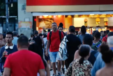 Desemprego cai para 5,8% no trimestre encerrado em abril, diz IBGE