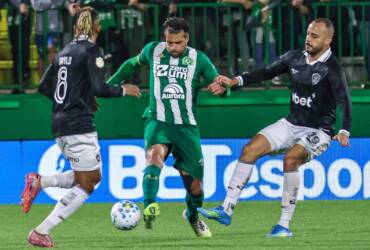 Chapecoense x Remo: onde assistir, escalações e tudo sobre o duelo dos desesperados no Brasileirão. Imagem: Rafael Bressan/ACF