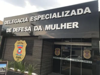 Fachada da Delegacia Especializada de Defesa da Mulher da Polícia Civil de Mato Grosso, destacando a identidade visual institucional.