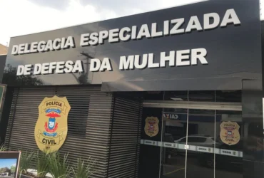 Fachada da Delegacia Especializada de Defesa da Mulher da Polícia Civil de Mato Grosso, destacando a identidade visual institucional.