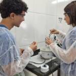 Alunos de escola em tempo integral de Cuiabá extraem óleo essencial em aula prática de Química