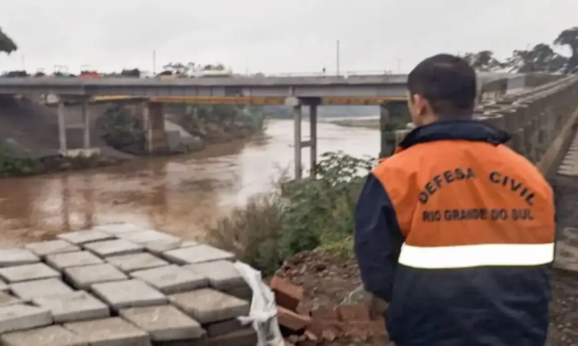 Tempestade leva Defesa Civil a emitir alertas no Rio Grande do Sul