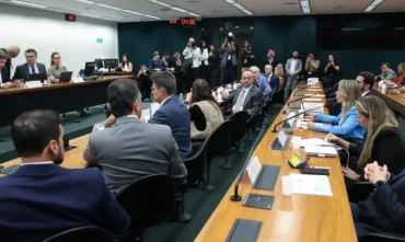 Pedido de vista adia votação da PEC da jornada de trabalho 6x1