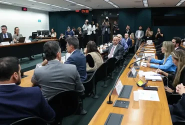 Pedido de vista adia votação da PEC da jornada de trabalho 6x1