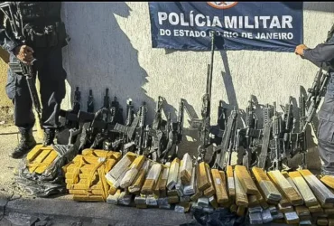 Apreensão de armas com 16 fuzis e metralhadora marca operação no Rio
