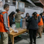 Prefeitura de Cuiabá atende 200 pessoas com sopa e cobertores durante frente fria no Beco do Candeeiro