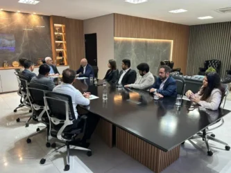 Governador Otaviano Pivetta em reunião
