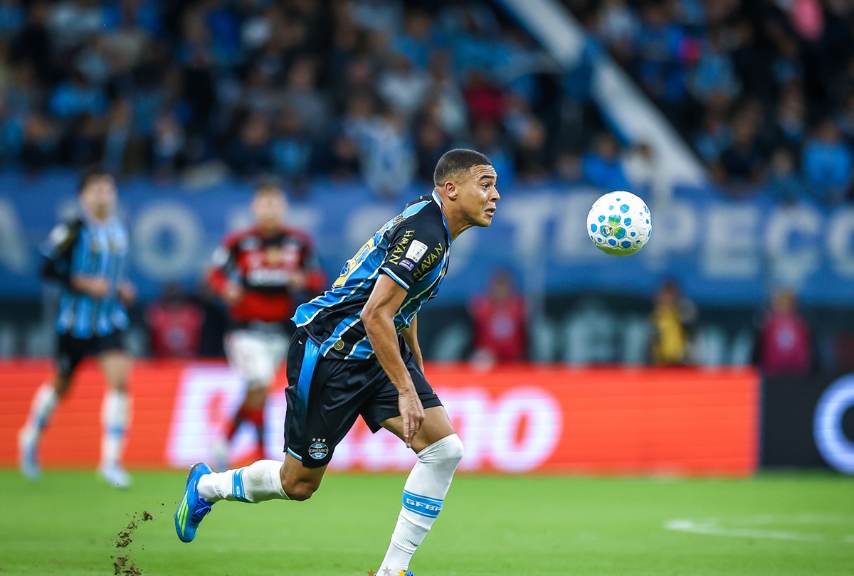 Bahia x Grêmio: onde assistir, escalações e tudo sobre o duelo pela 16ª rodada do Brasileirão. Imagem: Lucas Uebel/GFBPA