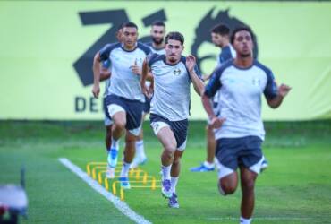 Grêmio x Santos: onde assistir ao vivo, horário, escalações e tudo sobre o duelo pelo Brasileirão 2026. Imagem: Lucas Uebel/GFBPA
