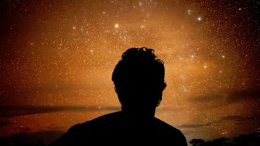 Homem olhando para o ceu a noite