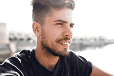 Homem sorridente