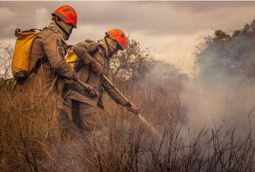 Bombeiros apagando incêndio
