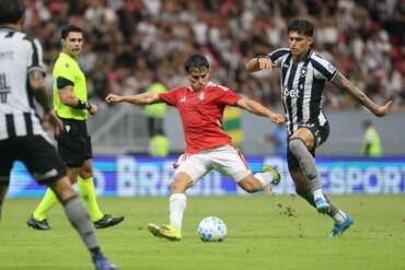 Internacional x Fluminense ao vivo: onde assistir, escalações e tudo sobre o duelo no Beira-Rio. Imagem: Ricardo Duarte/SCI