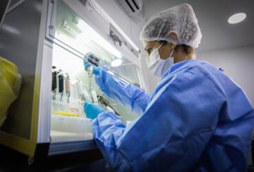 Cientista em laboratório