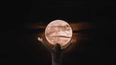 Mulher olhando ceu a noite