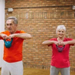 Benefícios da musculação na terceira idade vão além do fortalecimento muscular