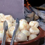 Pão de queijo cuiabano: O segredo para ficar crocante por fora e muito macio por dentro