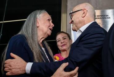 Otaviano Pivetta cumprimentando mulheres