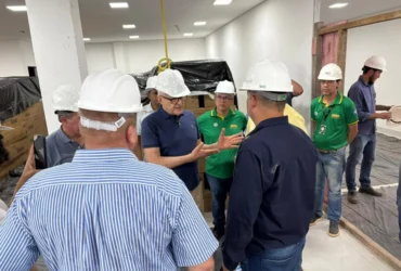 Pivetta fazendo vistoria