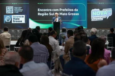 Governador de Mato Grosso Otaviano Pivetta em encontro de prefeitos